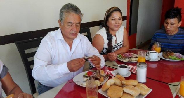 Candidato por APP; Ricardo Narváez, desayunó muy temprano en la ciudad de Chimbote. (Foto Lindberg Cruzado)