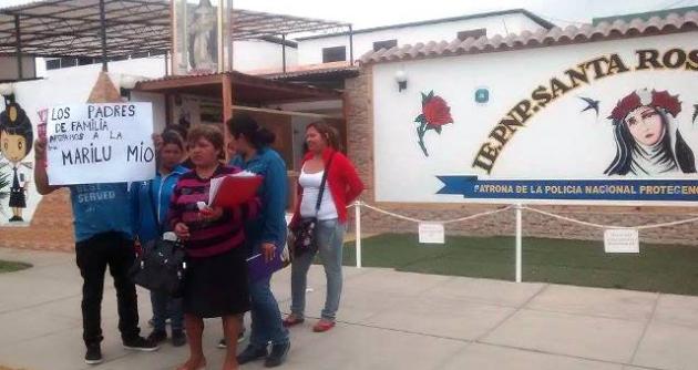 Padres también denuncian presunta discriminación.