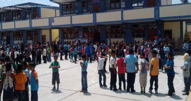 Fiesta con niños y niñas en el colegio "Javier Heraud" de Santa.