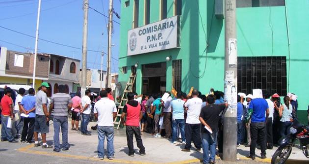Largas colas se advirtió desde tempranas horas de hoy en la comisaria de Villa María.