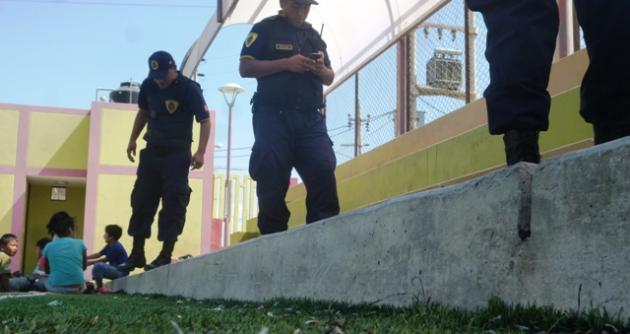 Colillas de cigarro, bolsas de terokal y vidrios fueron hallados en el césped artificial