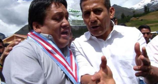 Durán antes crítico del Presidente de la República, pero ayer estuvo muy cerca a él. Foto: facebook