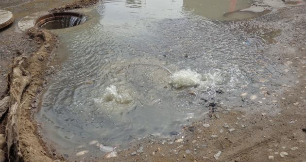 El atoro de desagües genera que aguas servidas afloren e inunden las calles.