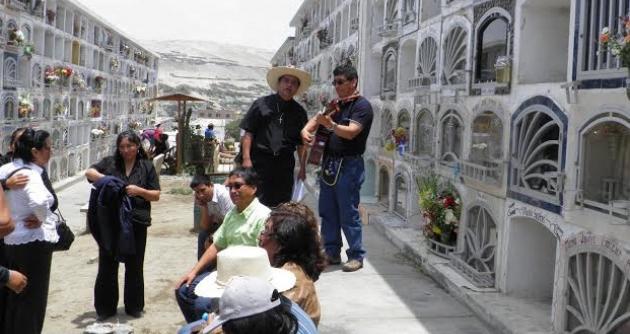 Como es tradicional cientos de chimbotanos acudieron al cementerio Divino Maestro para recordar a sus seres queridos fallecidos.