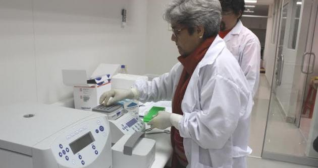 En el moderno laboratorio de genética de la UNS se realizó la primera extracción de ADN.
