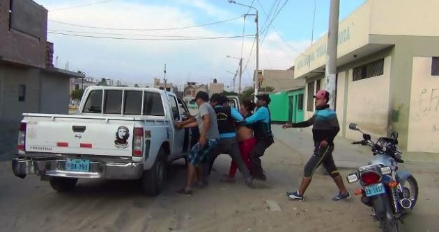 Instantes en que son detenidos presuntos vendedores en el asentamiento humano Villa Hermosa. Foto: cortesía serenazgo