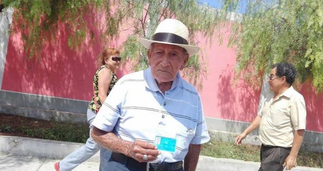 Don José Beltran, el elector más longevo de Chimbote, cumpliendo con su deber cívico. (Foto Lindberg Cruzado)