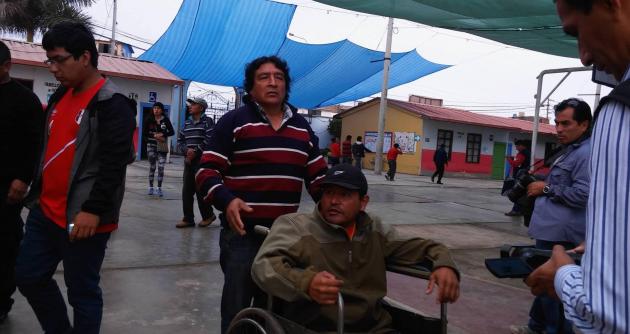 Las personas con algún tipo de discapacidad también acudieron a sufragar. (Foto Milton Palpa)