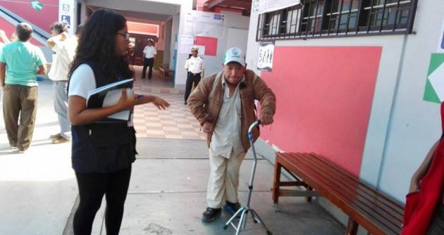 El señor Manuel Castro fue el primero en emitir su voto en el colegio N° 88001. (Foto Lindberg Cruzado)