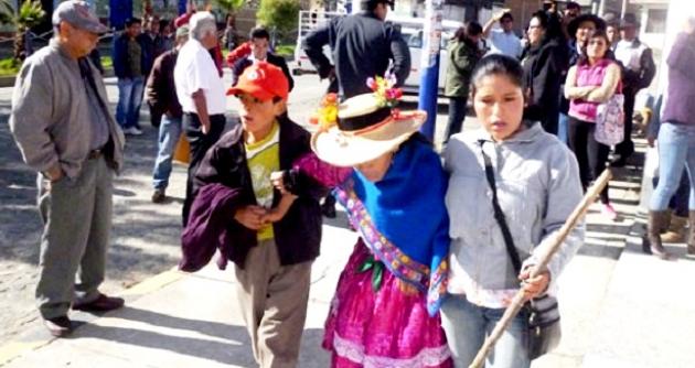 Personas de avanzada edad así como electores con discapacidad acudieron desde muy temprano a emitir su voto en la ciudad de Huaraz.