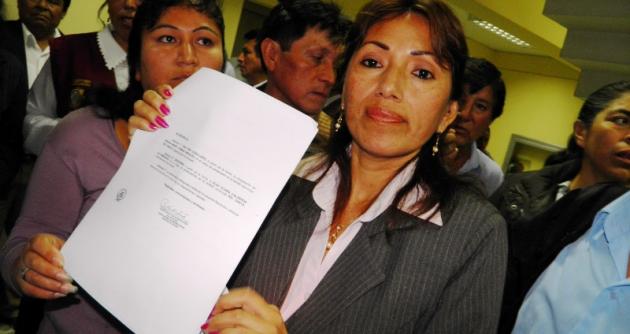 Elsa Calderon no pudo asumir el cargo como gobernadora. Ella responsabiliza de este atropello a la nacionalista Nena Escalante.