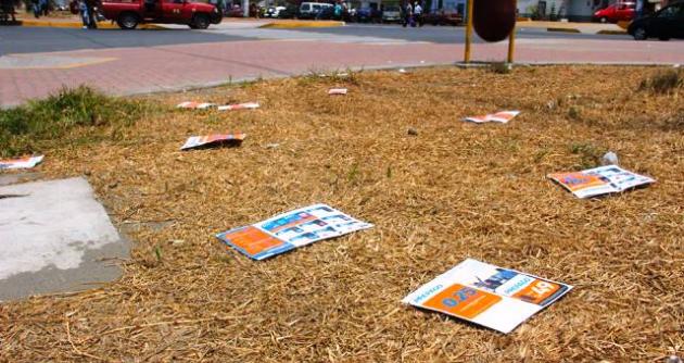 Volantes estaban dispersados por todas las cuadras de la avenida Pardo.