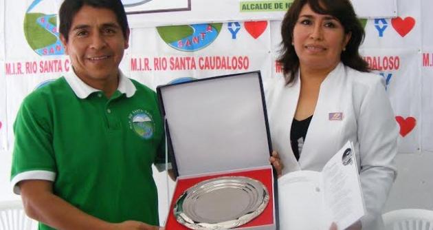 El candidato Walter Soto condecoró a la escritora neochimbotana Maritza Rodríguez.