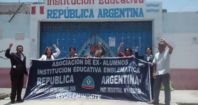 Los exalumnos del colegio "Argentino" protestaron y exigieron el reinicio de los trabajos de reconstrucción del plantel.