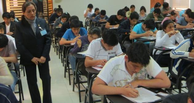 Vicerrectora académica durante examen de admisión en la UNS esta mañana