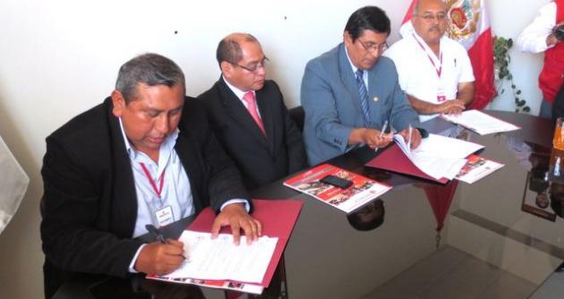 Cuestionado exdirector de Salud (primero de la izquierda) retorna para estar al frente del sector.