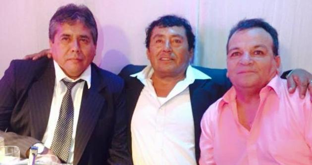 Roberto Bocanegra (al medio) acompañado de sus compañeros de trabajo.