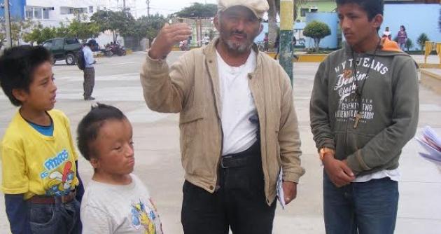 Don Pablo Valdiviezo y sus tres nietos podrían ser desalojados de su vivienda.