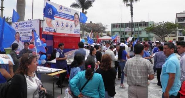 Hoy en la mañana se realizó la feria electoral organizada por el JEE del Santa.