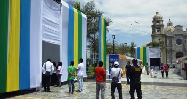 Feria del Libro de Nuevo Chimbote se realiza en la Plaza Mayor.