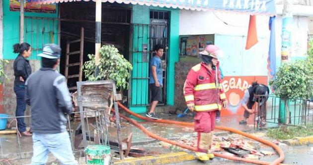 Así quedó el local comercial que fue incendiado por presuntos extorsionadores en Santa.