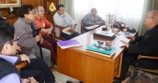 Dirigente y titular del CAS llegaron a despacho al Obispo.