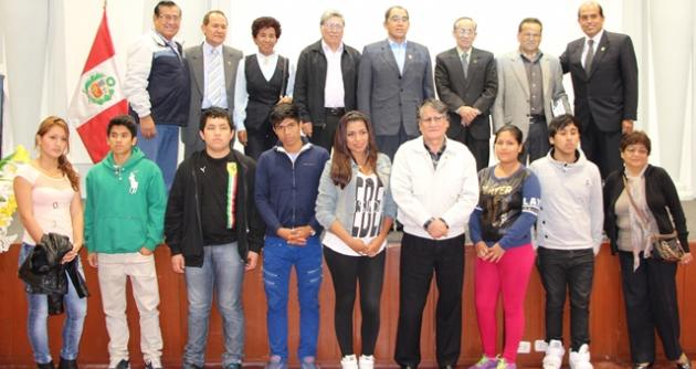 Grupo de asistentes a interesante conversatorio sobre identidad regional.