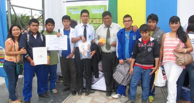 Profesor Alberto Malabrigo y alumnos compañados de la directora del programa Mónica Gismondi, al término de la Clausura