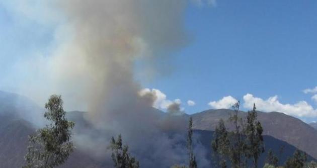 Inescrupulosos quemaron ayer pastizales en el Cerro Tonto en Caraz. (Foto cortesía RPP)