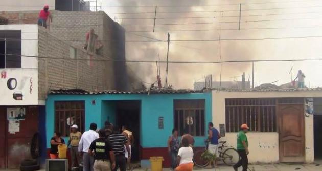 Los vecinos de asentamiento humano California intentaron apoyar para evitar que el fuego llegue a otras viviendas.