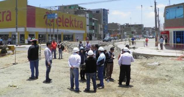 Autoridades inspeccionan los trabajos que se ejecutan en el dren que cruza las avenidas Aviación y José Pardo.