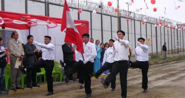 Los internos del penal Cambio Puente demostraron su amor al Perú en un vistoso desfile patrio.