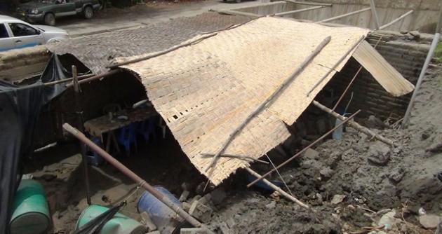 Huayco en el sector de Tablones ha derribado 10 viviendas de adobe y material rústico.