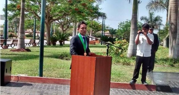 Valentín Fernández presidió su primer izamiento en su nueva gestión.
