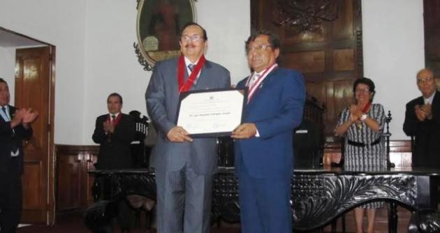 Rector de la UNT entrega distinción de Honoris Causa a rector de ULADECH.