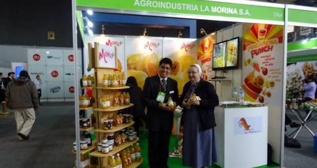 Ing. Juan Cerna, gerente de La Morina y Hna. Rebeca Frick en Expoalimentaria 2014.