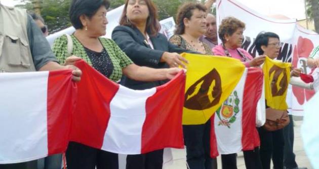 Mujeres participando en lavado de banderas contra la impunidad en Áncash.