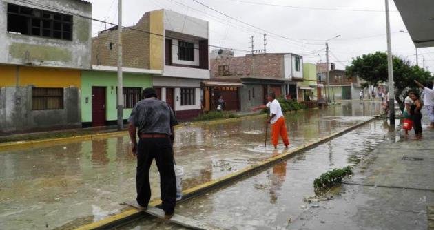 Para variar, Defensa Civil provincial brilla por su ausencia. Los moradores afectados por los oleajes tuvieron que limpiar y evacuar ellos mismos sus viviendas.