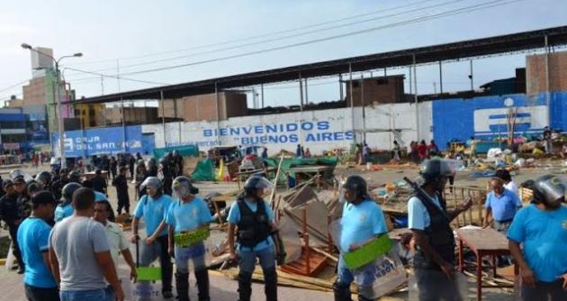 Agentes de serenazgo y Plocía Nacional participaron en desalojo, ante resistencia de comerciantes.
