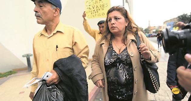La esposa del ex presidente regional dice que no ha salido del país.
