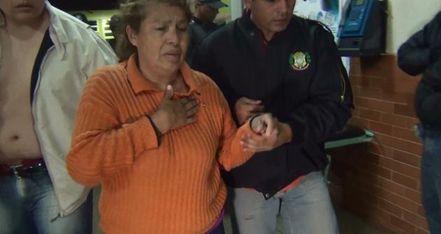 Irma Vargas Meléndez asustada tras impacto de bala en su chompa.