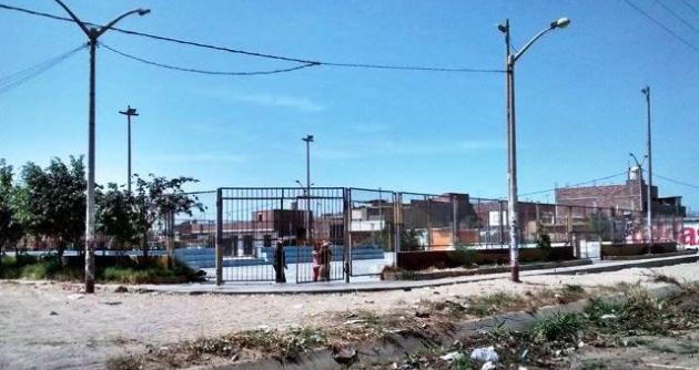 Problema se presenta por falta de alumbrado en losa deportiva.