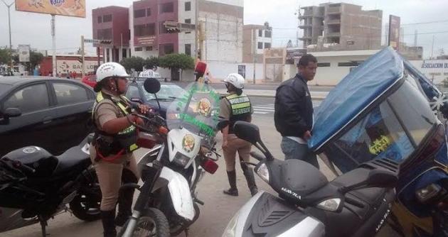 Dos agentes femeninas de la Policía de Tránsito fueron atacadas por los familiares de un mototaxista.