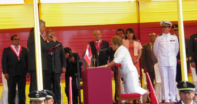Juramentación de Victoria Espinoza estuvo a cargo del primer regidor de la nueva gestión, Julio Cortez.
