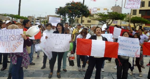 Militantes de "Puro Áncash" lavaron banderas en plena Plaza de Armas de Chimbote.