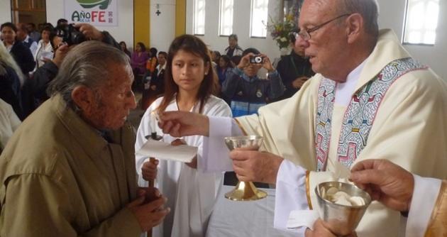P. José Hayden se mostró feliz con sus fieles de la Parroquia Santa Rosa.