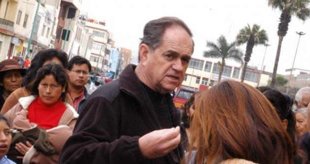 Padre Juan Davis tomó descanso tras tres décadas de servicio a los pobres.