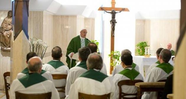Francisco dijo que los sacerdotes deberían dejar la comodidad.