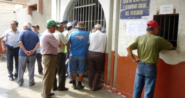 Viejos hombres de mar protestan además porque fueron excluidos quienes iniciaron acciones legales contra la Caja del Pescador.