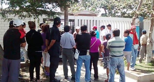 Moradores indignados quemaron llantas en sede de subregión, pero no fueron atendidos.